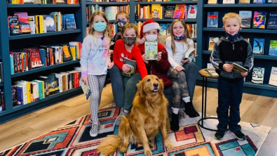 Illustration : "Cette Golden Retriever dirige une librairie de patte de maître, et ses clients l’adorent !"