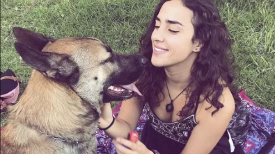 Illustration : "Les retrouvailles émouvantes entre une femme et son chien Harley après 6 mois de séparation"