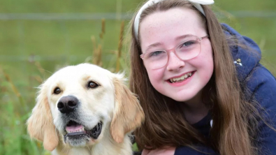 Illustration : "Une chienne d’assistance redonne le sourire à une jeune fille atteinte de déficience visuelle"