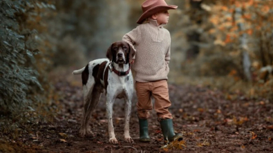 Illustration : Cette photographe réalise des photos poétiques qui montrent la beauté du lien entre chien et enfant