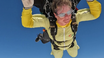 Illustration : "Une femme aveugle fait un saut en parachute de plus de 3 000 mètres à la mémoire de son chien guide"