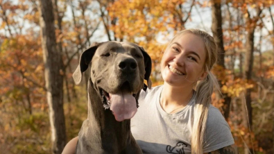 Illustration : Une femme atteinte de plusieurs handicaps partage son quotidien et l’aide précieuse de son chien d’assistance (vidéo)